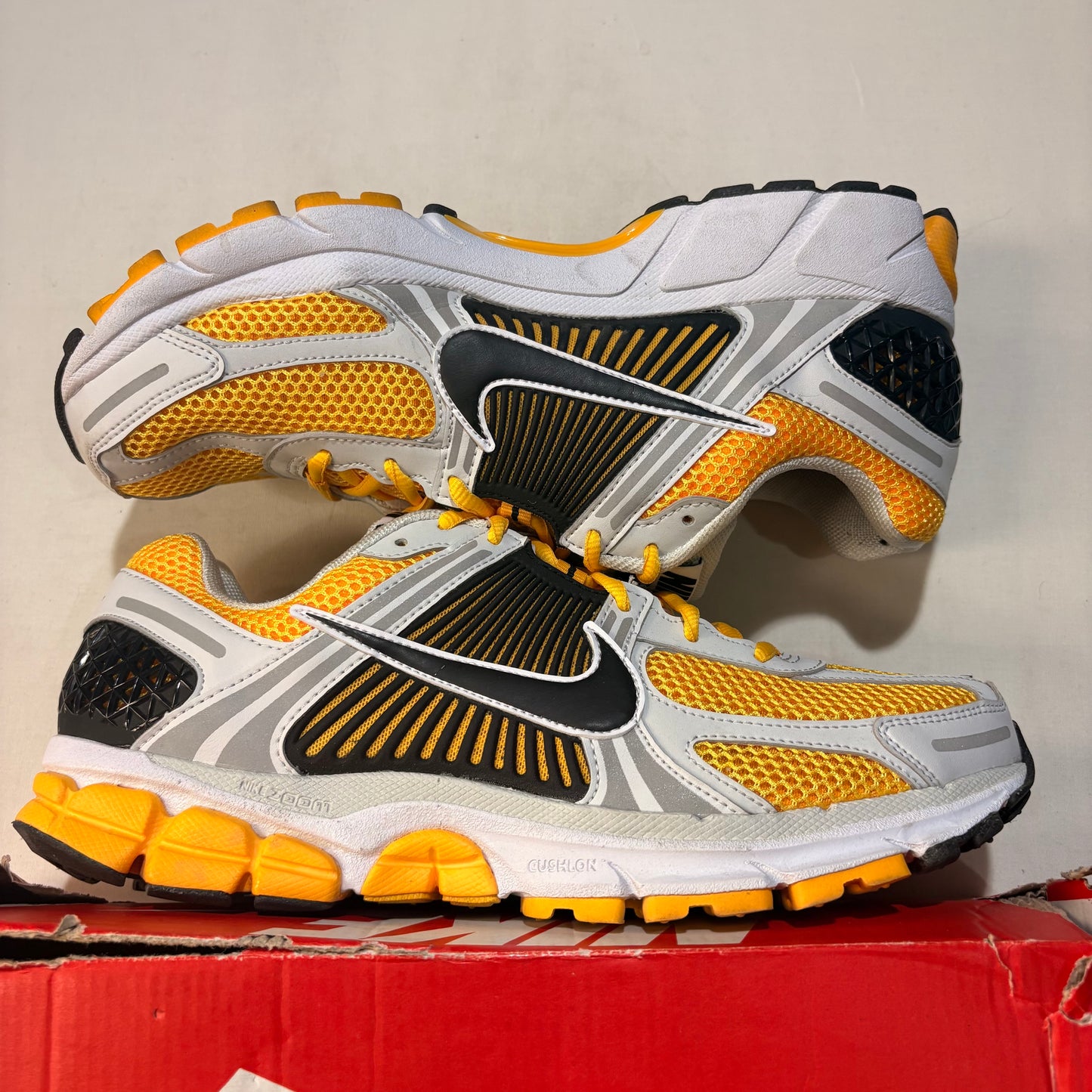 Nike Zoom Vomero 5 Photon Dust Laser Orange U11.5