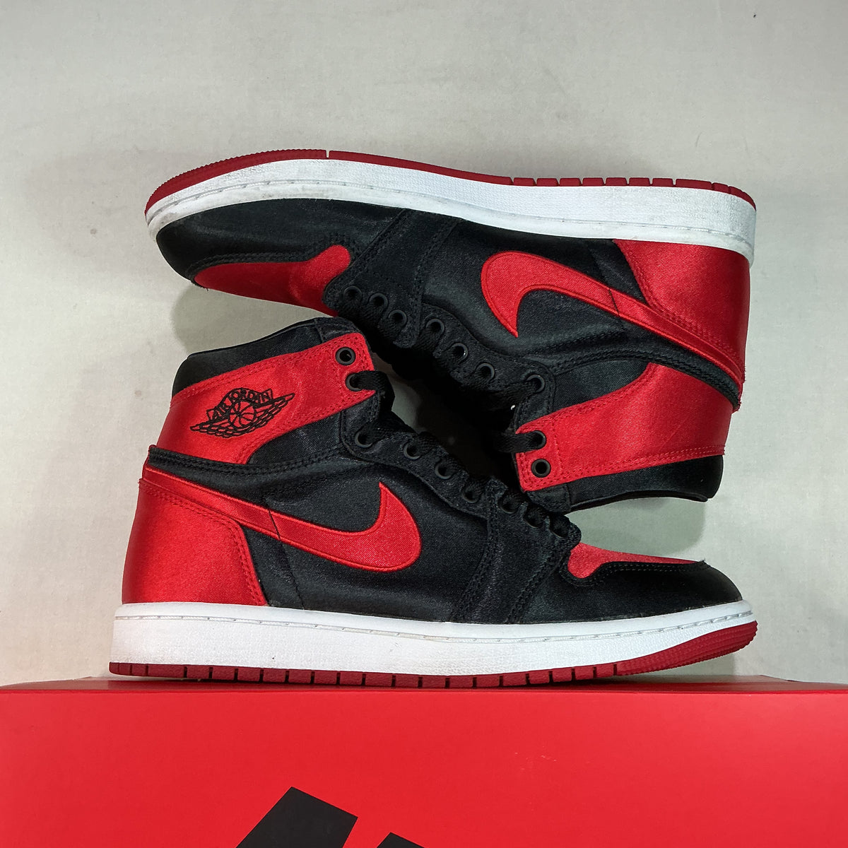 Jordan 1 Retro High Satin Bred U8W