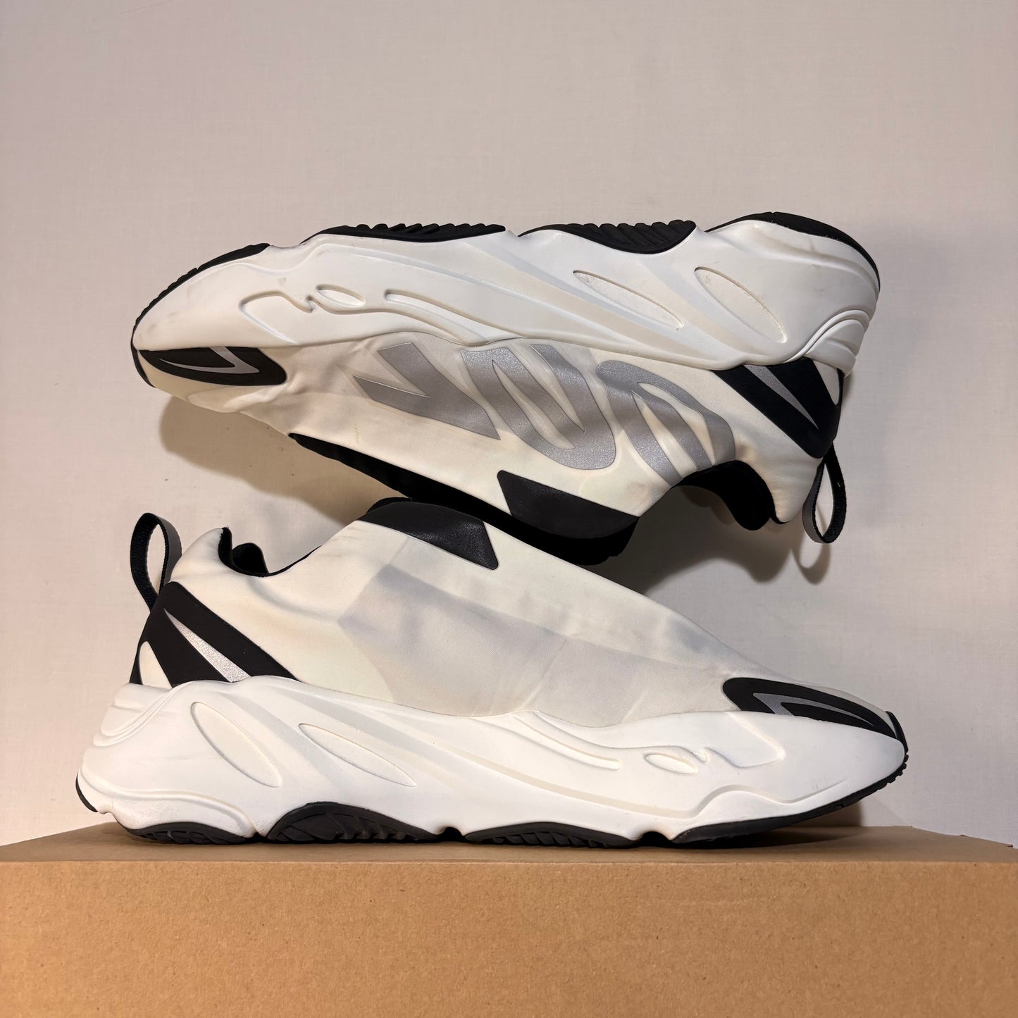 Adidas Yeezy Boost 700 MNVN Laceless Analog U9.5