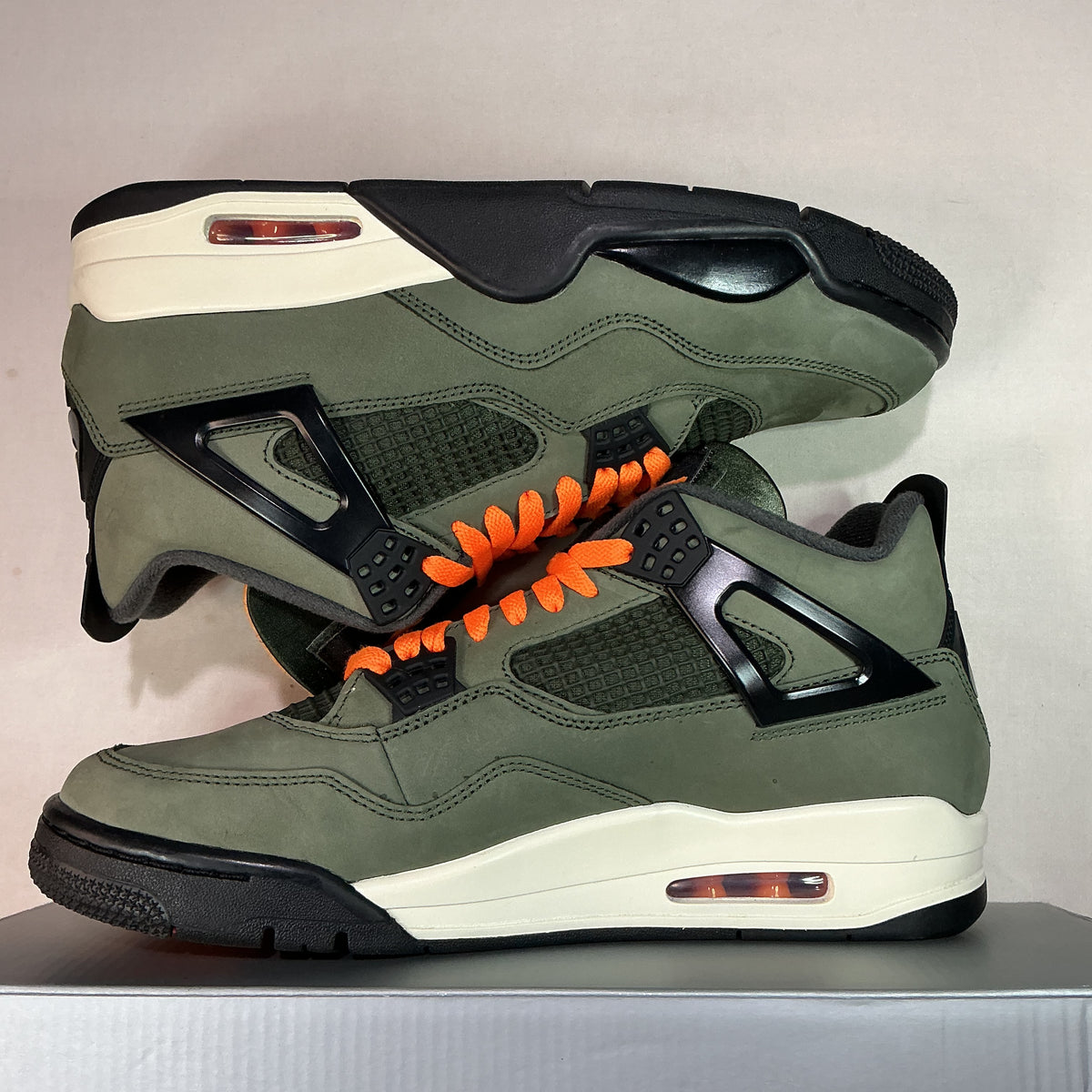Jordan 4 Retro Undefeated (2025) U10