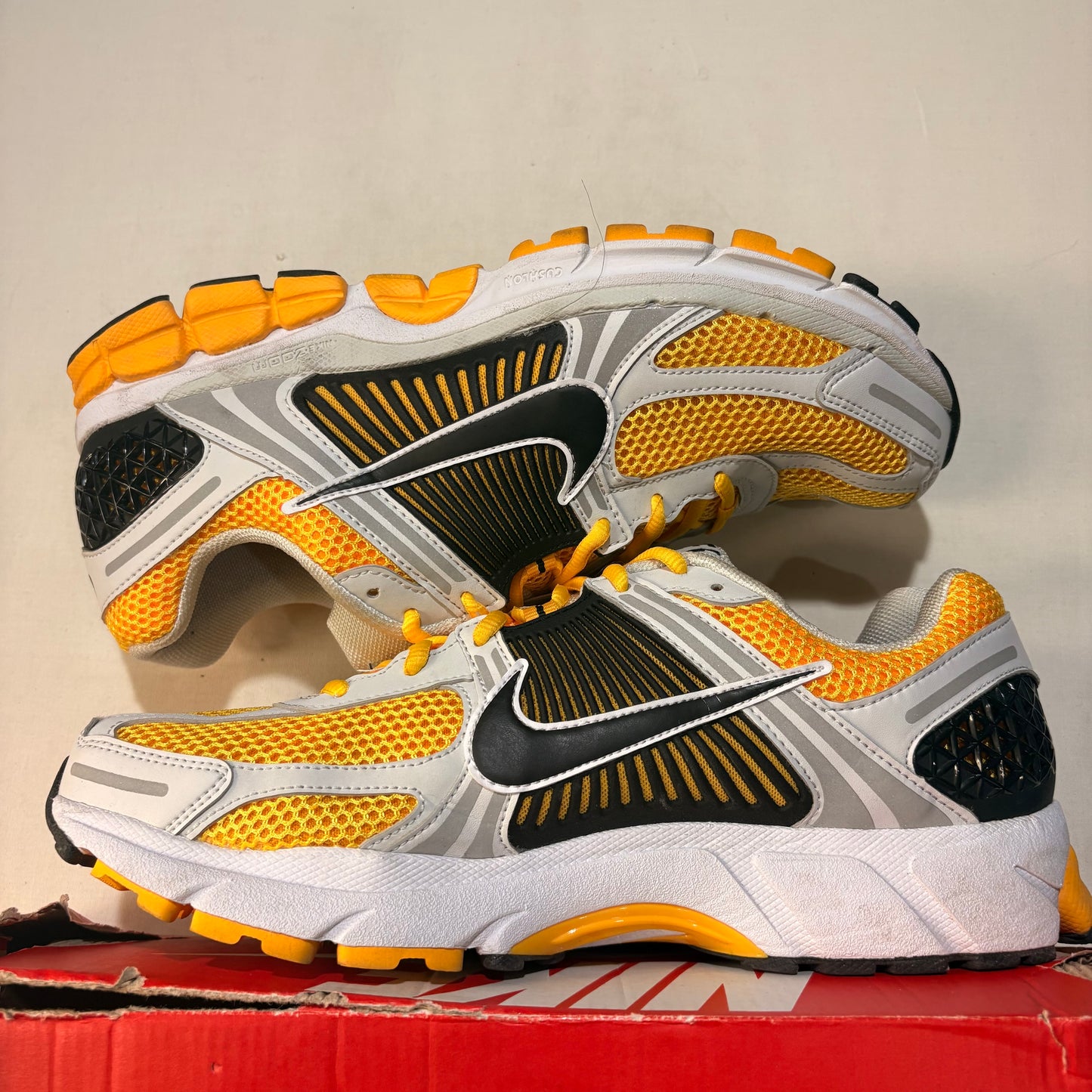 Nike Zoom Vomero 5 Photon Dust Laser Orange U11.5