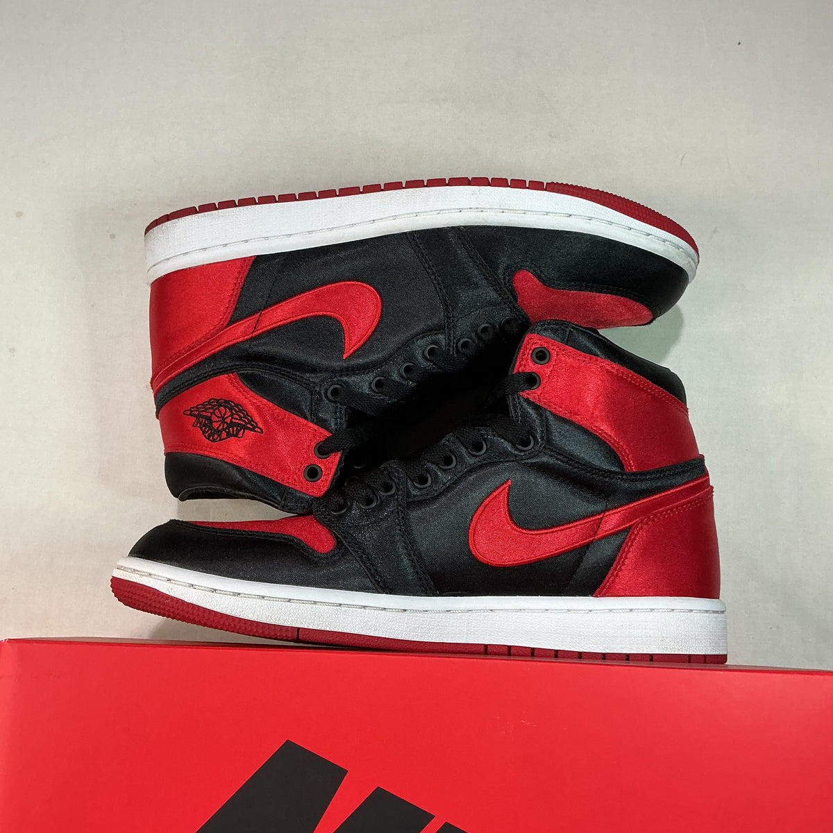 Jordan 1 Retro High Satin Bred U8W