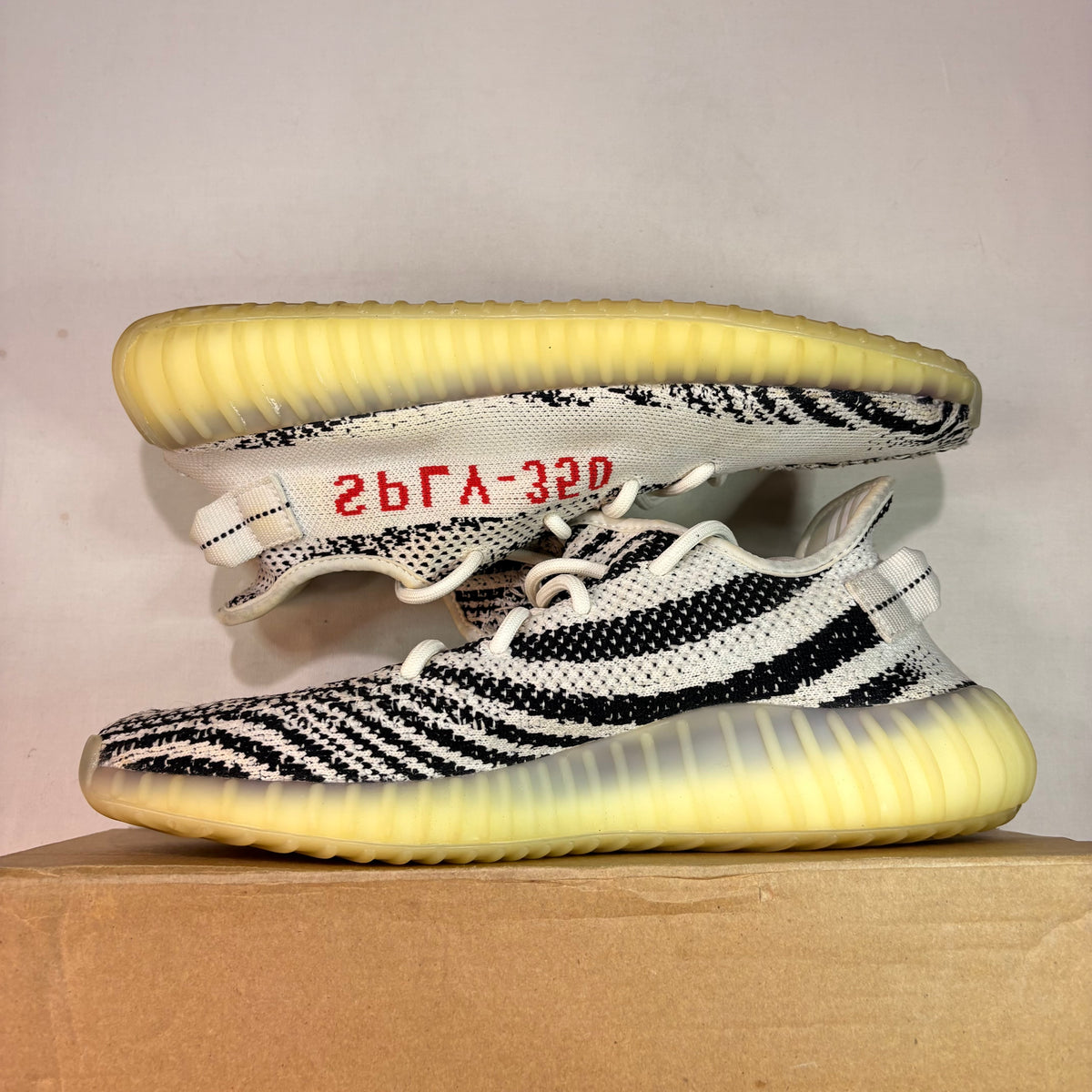 Yeezy Boost 350 V2 Zebra U10